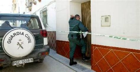 mujer se suicida en almucar|Un hombre intenta quemar a su mujer y después se suicida en。